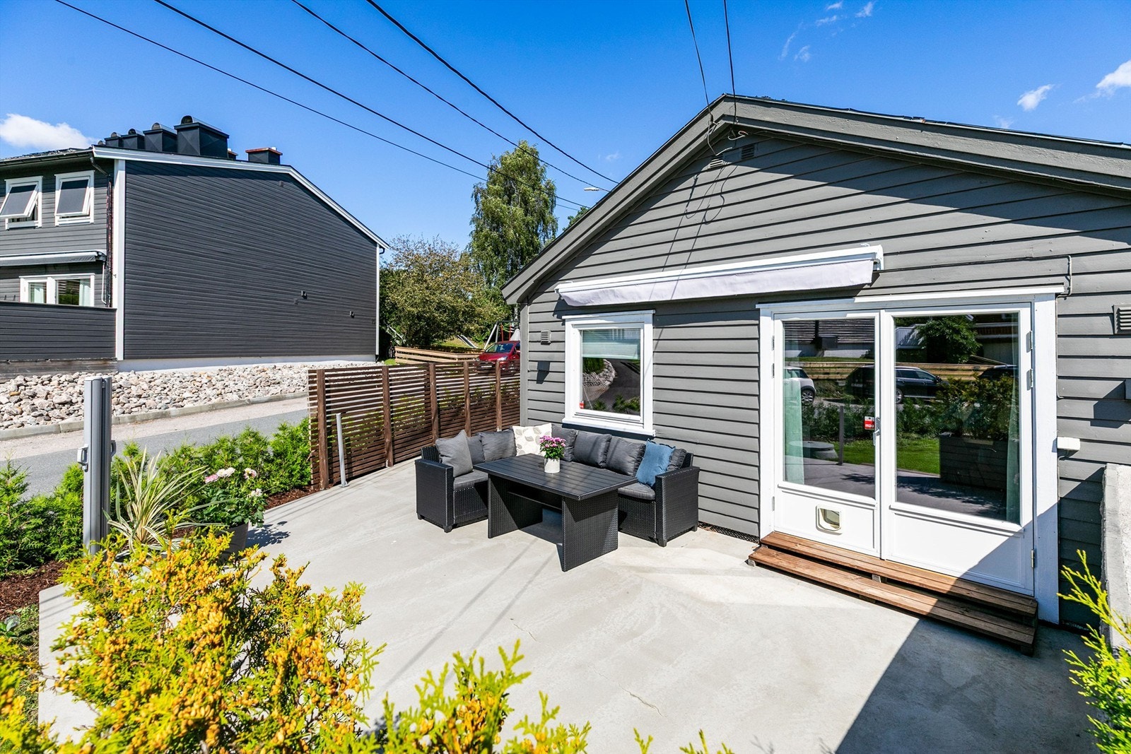 Ny platting på omfangsrike 48 kvm. ble støpt i 2021 og er sommerstid solfylt store deler av dagen. Galleribilde