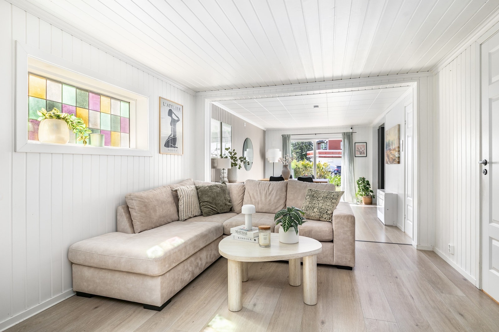 Vinduer på to sider gir gode lysforhold i stuen dagen gjennom. De fleste av boligens vinduer er skiftet ut på 2000-tallet. Galleribilde