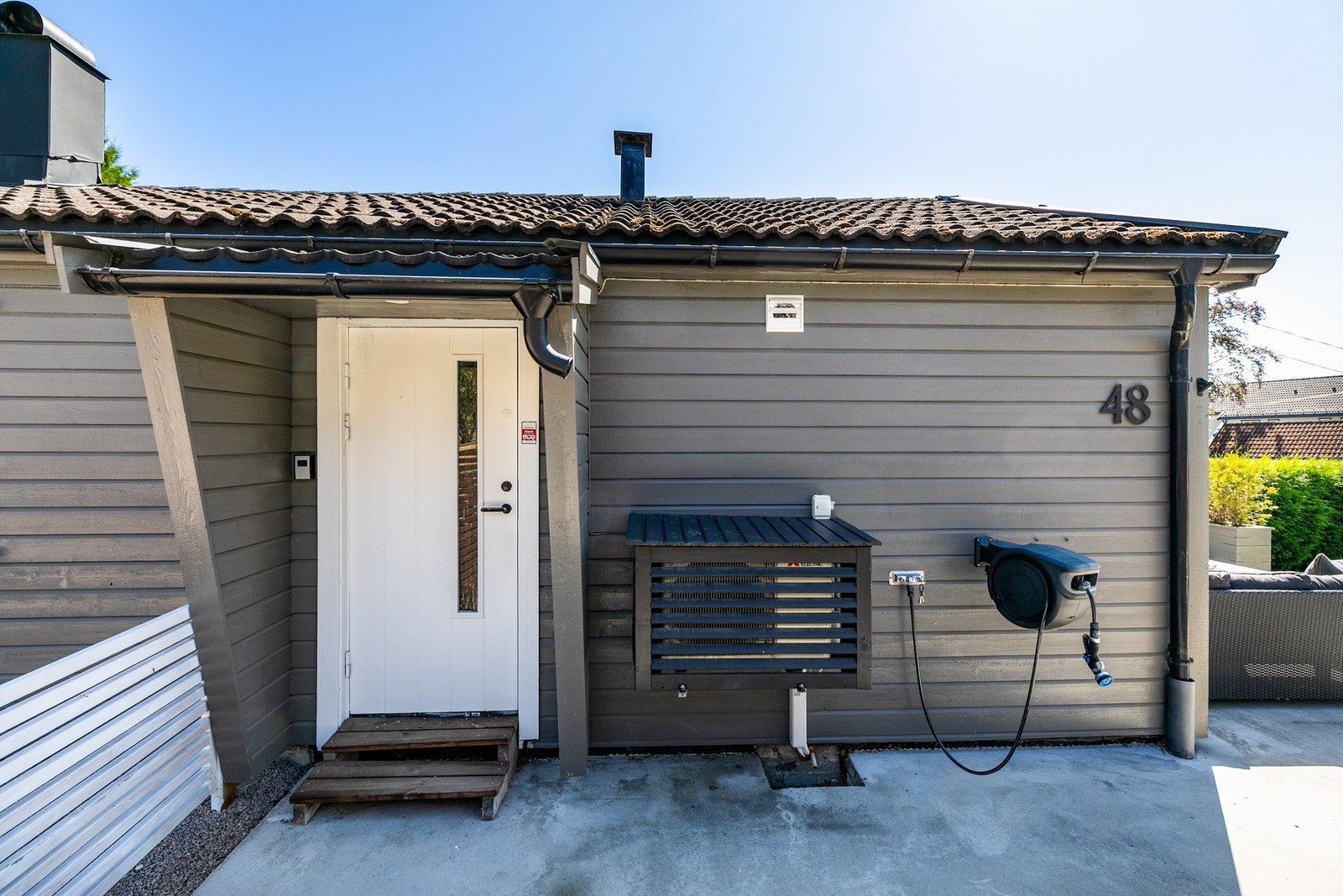 Kledning og taktekking er av eldre årgang. Utvendig malerarbeid ble utført rundt 2020/2021. Galleribilde