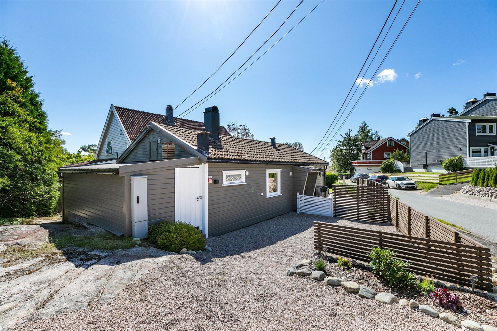 Tomtens 477 kvm. er opparbeidet med både hage og en romslig gårdsplass. Galleribilde