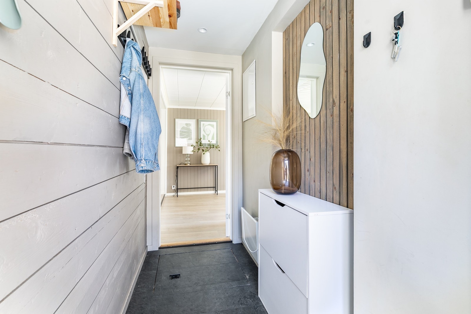 Krypkjeller er tilgjengelig via luke i entreens gulv. Galleribilde