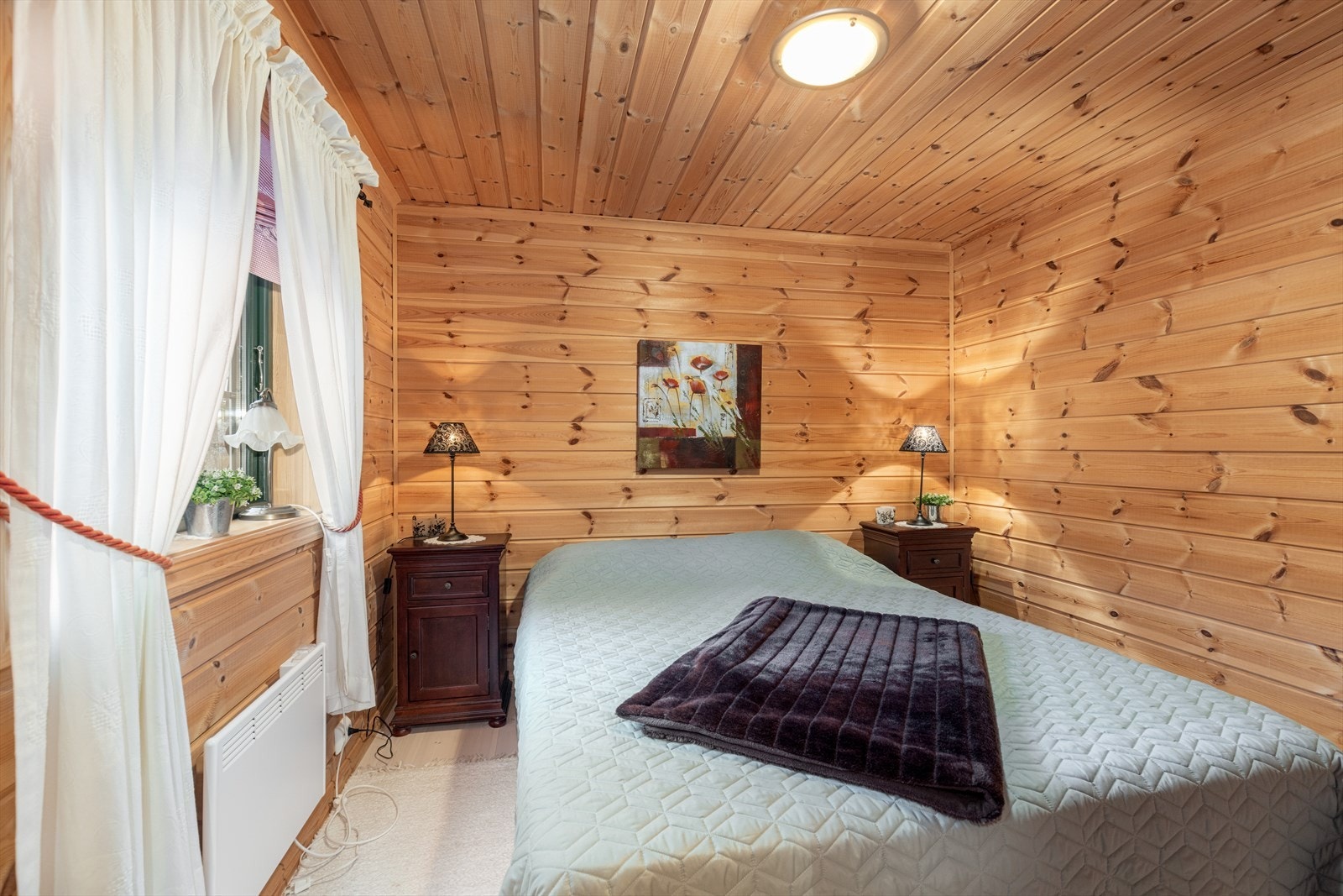 Hytta har fire gode soverom, tre av dem i 1.etg og ett på hems. Galleribilde