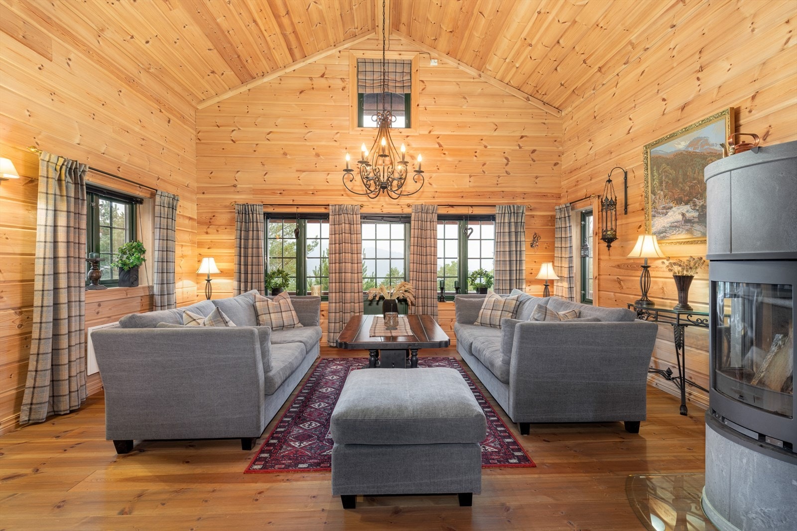 Hytta fremstår som moderne og velholdt, og innehar en god planløsning. Galleribilde