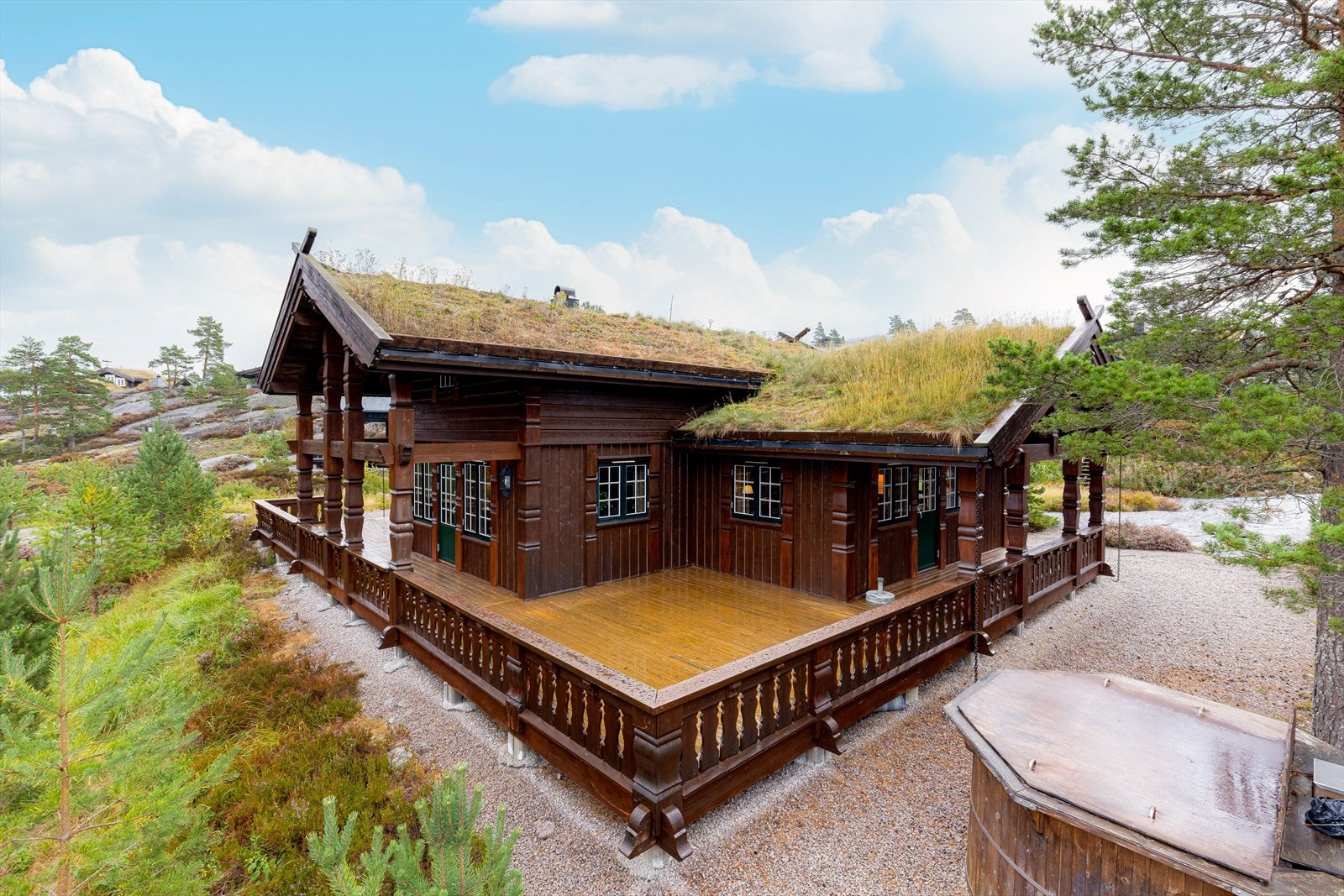 EiendomsMegler1 ved Stein Nordberg presenterer Utsjå 39!
Flott, velholdt familiehytte med solrik utsiktstomt | Utsjå Galleribilde