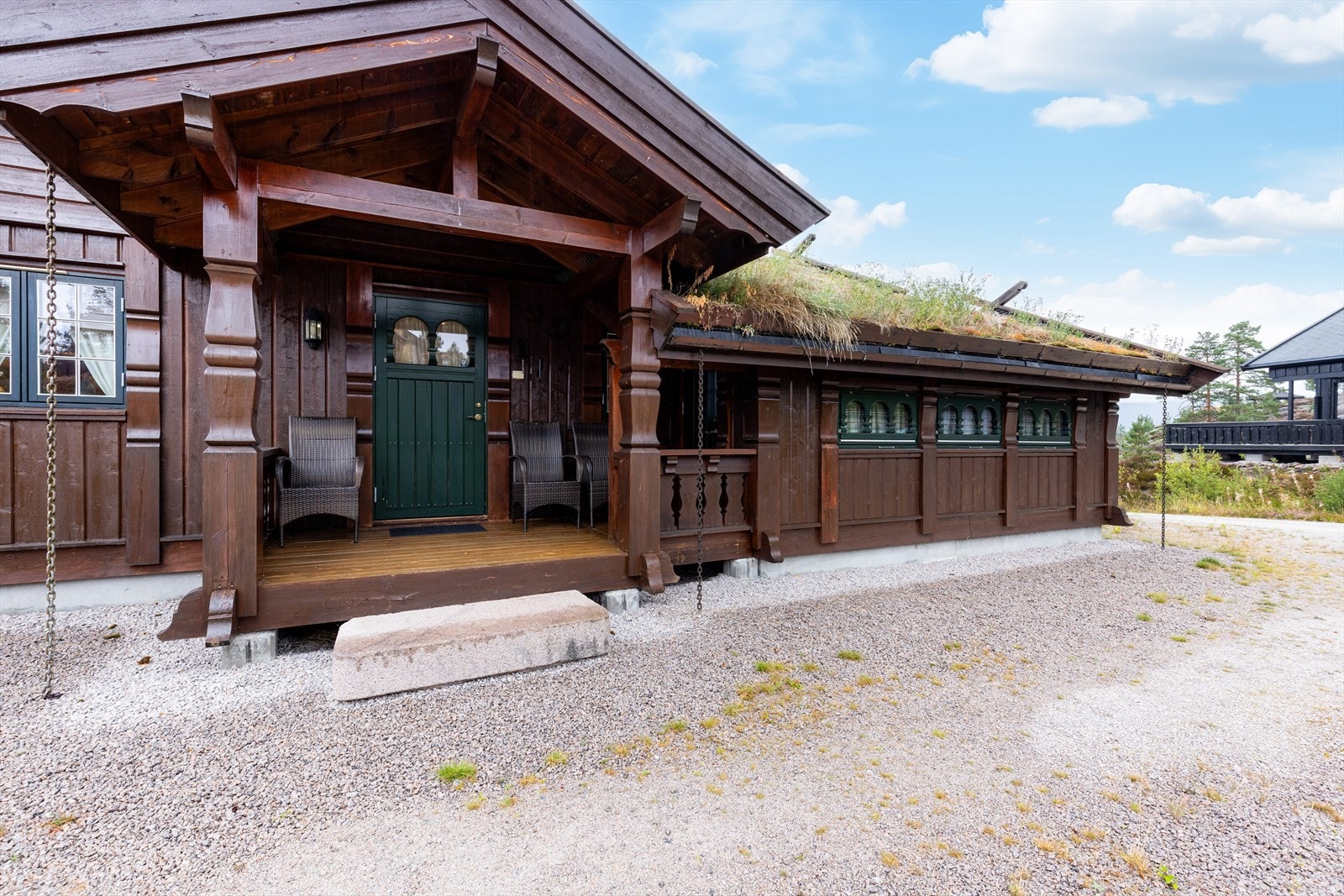 Hytta har et hyggelig, overbygd inngangsparti på 6 kvm med plass til en liten sittegruppe. Galleribilde