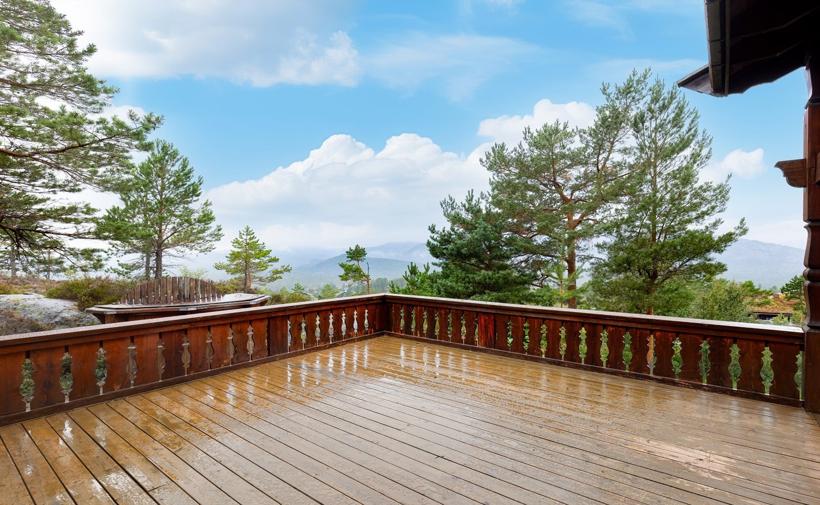 Eiendommen har en idyllisk og attraktiv beliggenhet på Utsjå på flotte Gautefall, med svært gode lys- og solforhold. Galleribilde