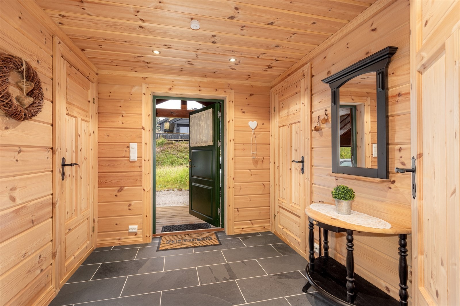 Hytta har en romslig og fin entre som ønsker velkommen inn, hvor det er plass til sko og yttertøy. Galleribilde