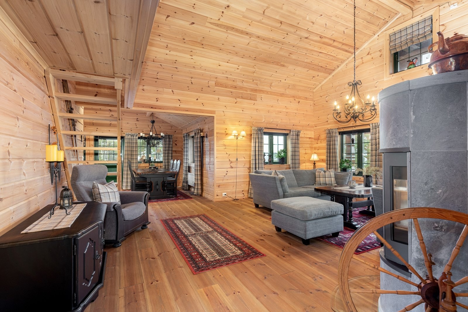 I stuen er det montert vedovn for lun varme vinterstid. Galleribilde