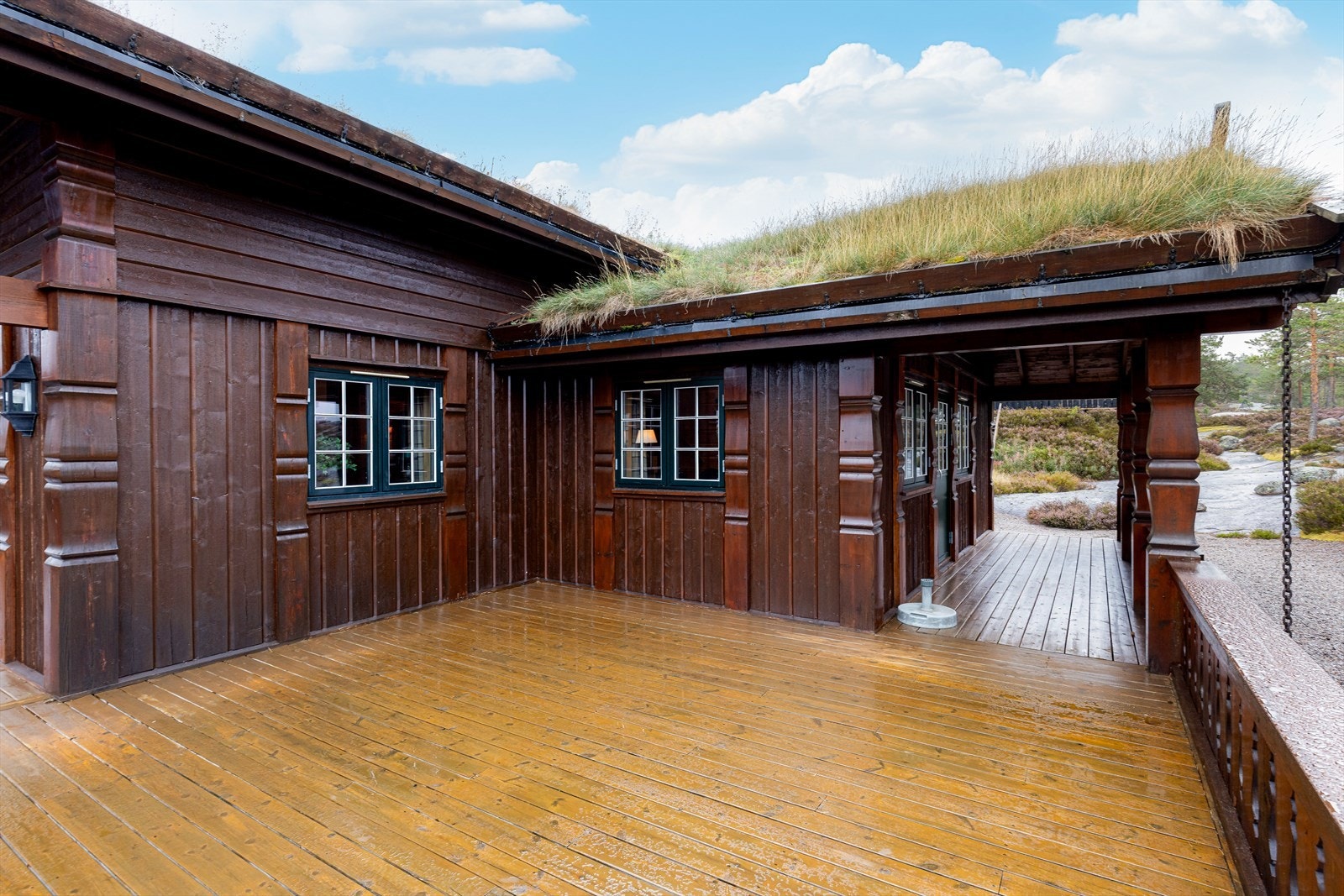 Deler av terrassen er overbygget, og det er herlig utsyn mot det idylliske naturlandskapet. Galleribilde