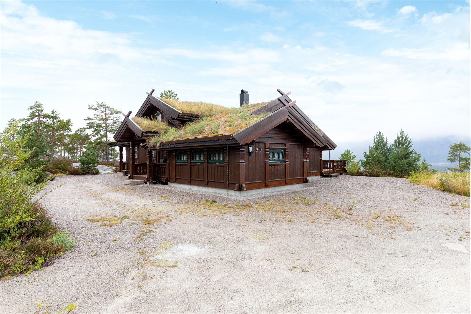 Stor, solrik naturtomt med en flott beliggenhet og nydelig utsikt over omliggende naturområder. Her bor du med flotte turområder rett utenfor døren! Galleribilde