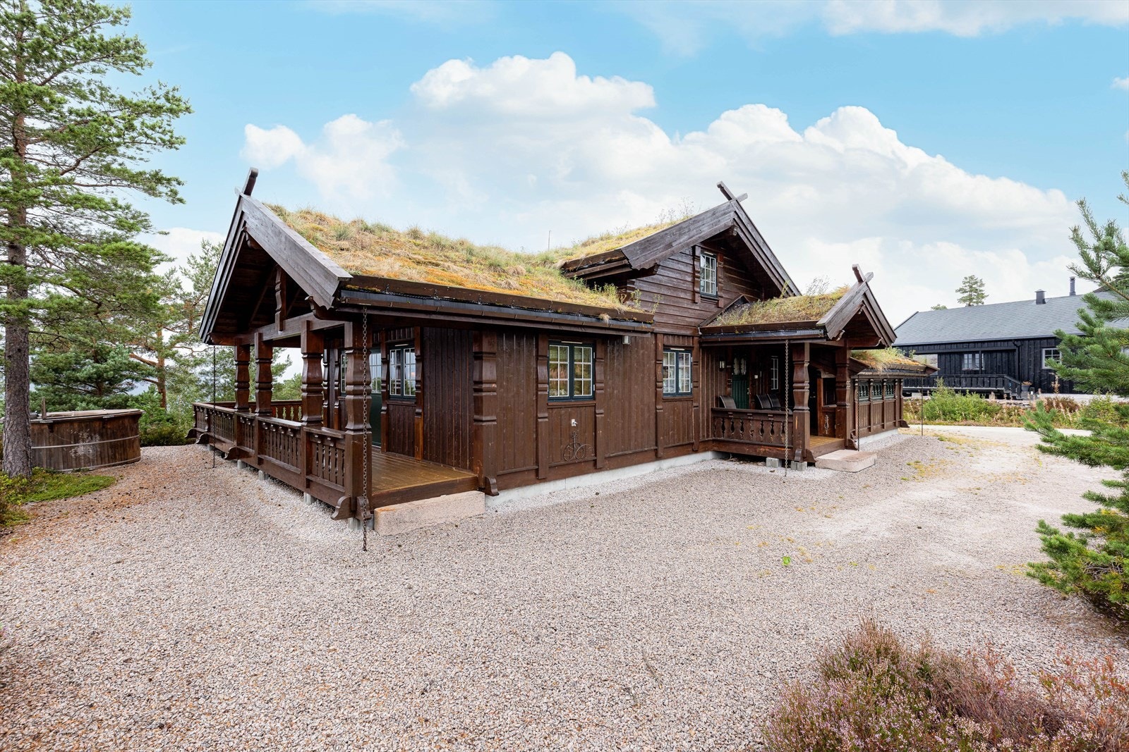 Fritidsboligen ligger fint til i blindvei og med bilvei helt frem. Det er god plass til parkering på eiendommen, rett ved hytteveggen. Galleribilde