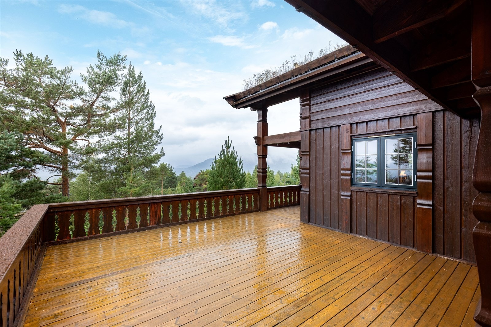 Terrassen har god plass til utemøbler og grill. Galleribilde