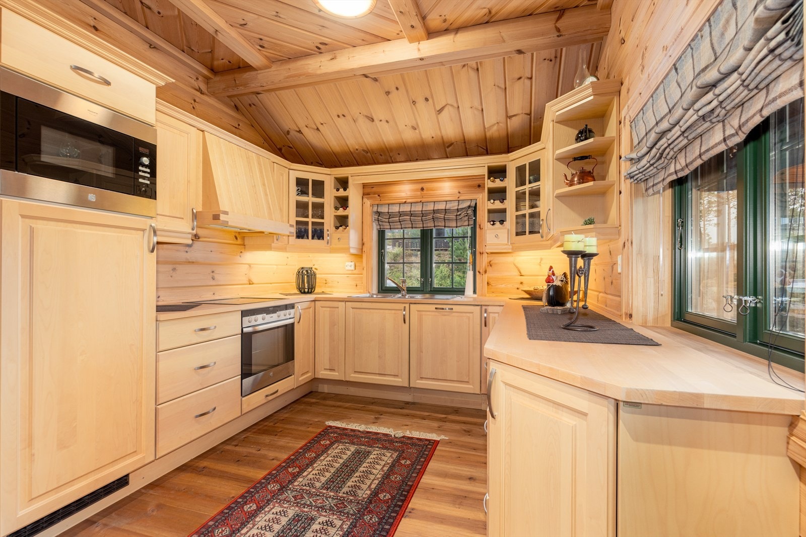 Her er det integrert kjøleskap, mikrobølgeovn, oppvaskmaskin, komfyr, platetopp og induksjonstopp. Over stekesone er det ventilator med avtrekk ut. Galleribilde