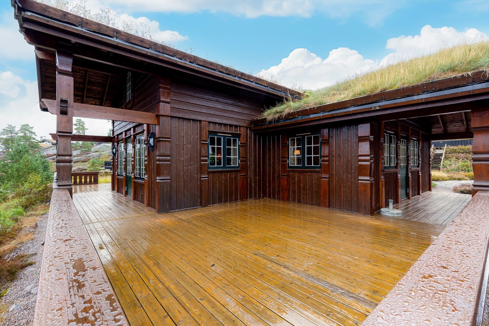 Fra stue og kjøkken er det utgang til flotte terrasseområder på til sammen 57 kvm. Galleribilde