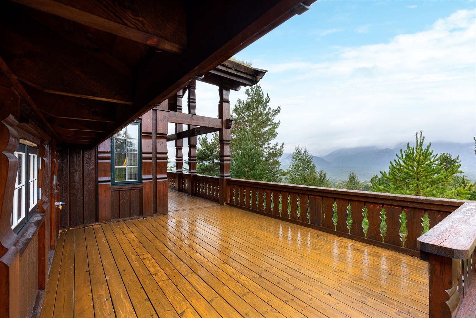 Terrassen ligger usjenert til, med gode solforhold og god plass til utemøblement. Galleribilde