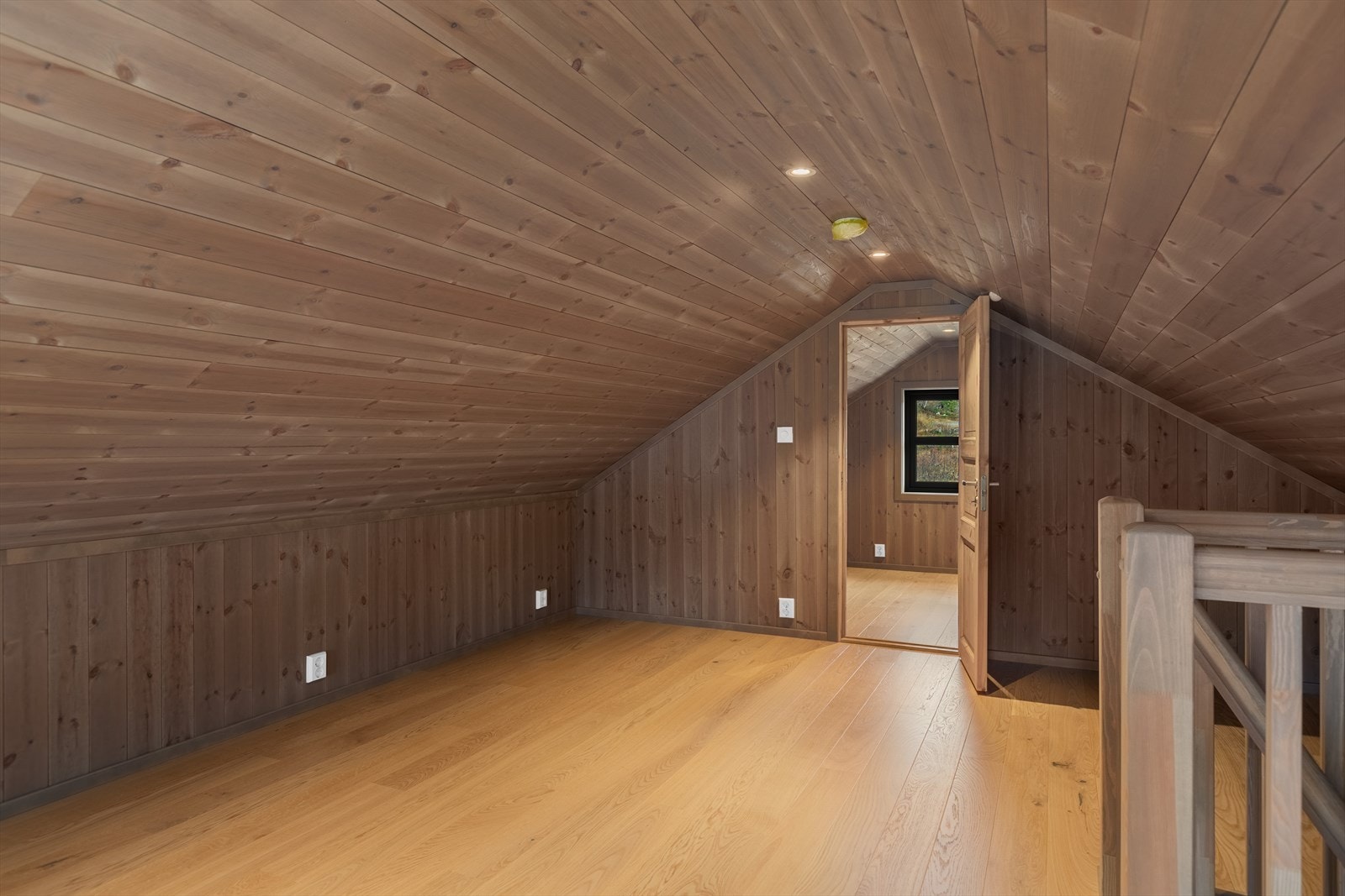 I det innredede rommet er det god lagringsplass, og det er mulig å ha et praktisk hjemmekontor for den som ønsker å jobbe fra hytta og med det forlenge oppholdet på fjellet Galleribilde