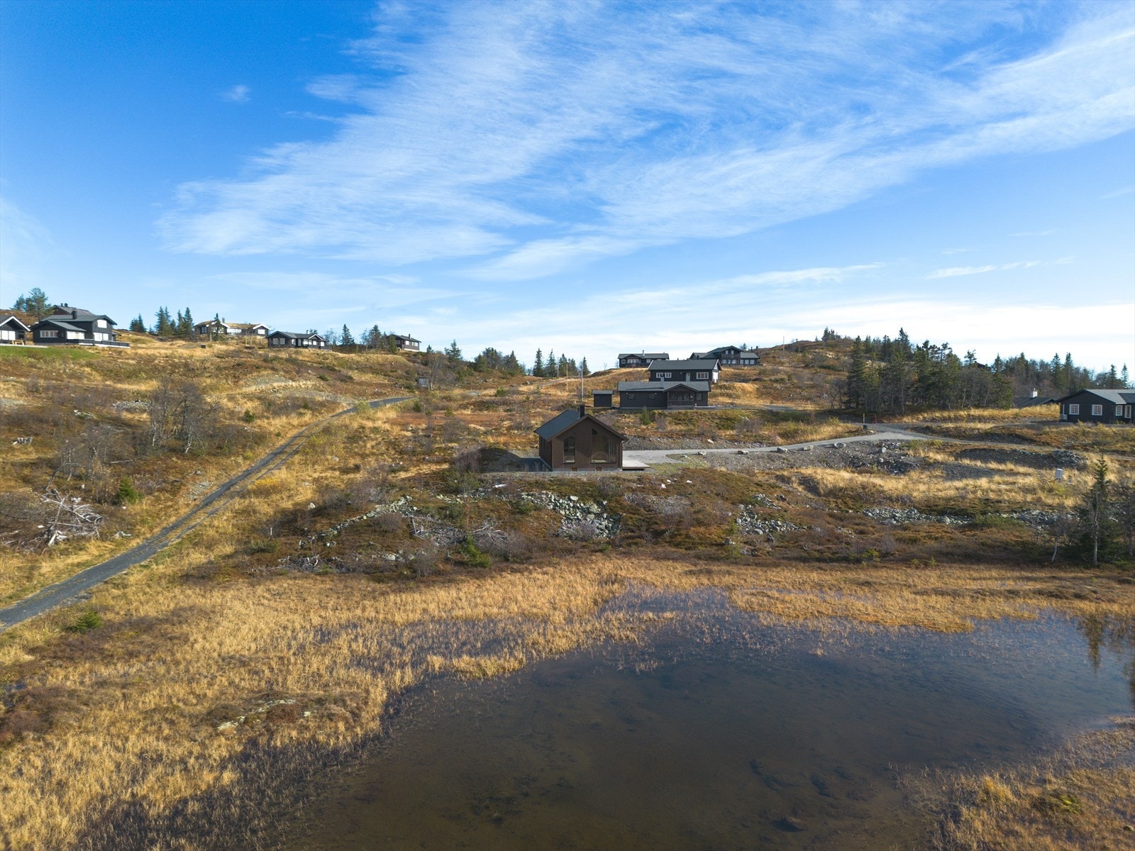 Hytta, som ligger i stille og fredelige omgivelser, har selvsagt alle fasiliteter og god plass til hele familien, slik at alle enkelt kan samles til gode dager på fjellet. Galleribilde