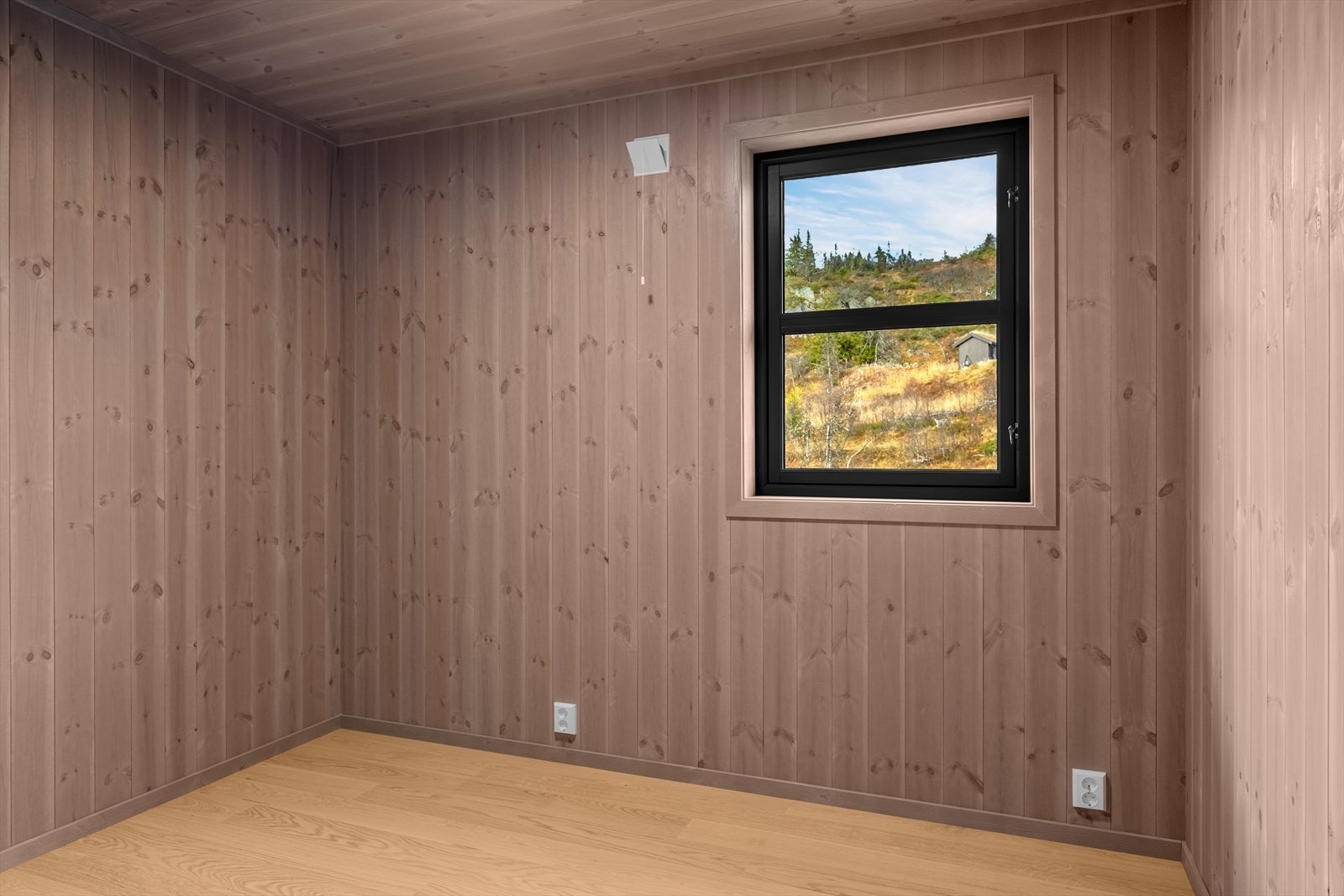 I hytta er det tre soverom, hvorav to har plass til dobbeltseng eller familiekøye. Det tredje soverommet er noe mindre, men også dette har god størrelse. Galleribilde