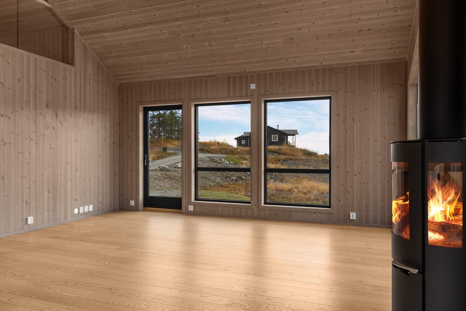 Med åpen løsning mellom stue, spisestue og kjøkken er hytta ekstra sosial og hyggelig. Galleribilde