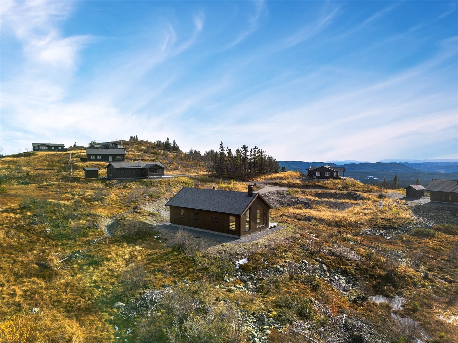Med idyllisk utsikt utover vakkert fjellterreng og sol fra tidlig morgen til sent på kveld, er denne nyoppførte hytta i Klavadalsvegen 30 et herlig sted å komme opp til! Galleribilde