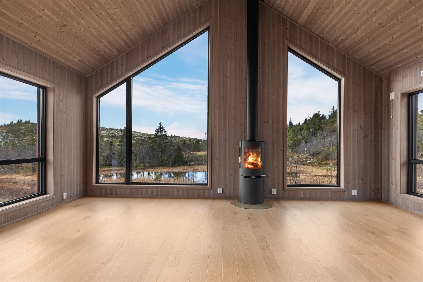 Det er god plass til flere sittegrupper hvor man kan nyte utsikten og samtidig kjenne varmen fra en stilig, sort peisovn. Galleribilde