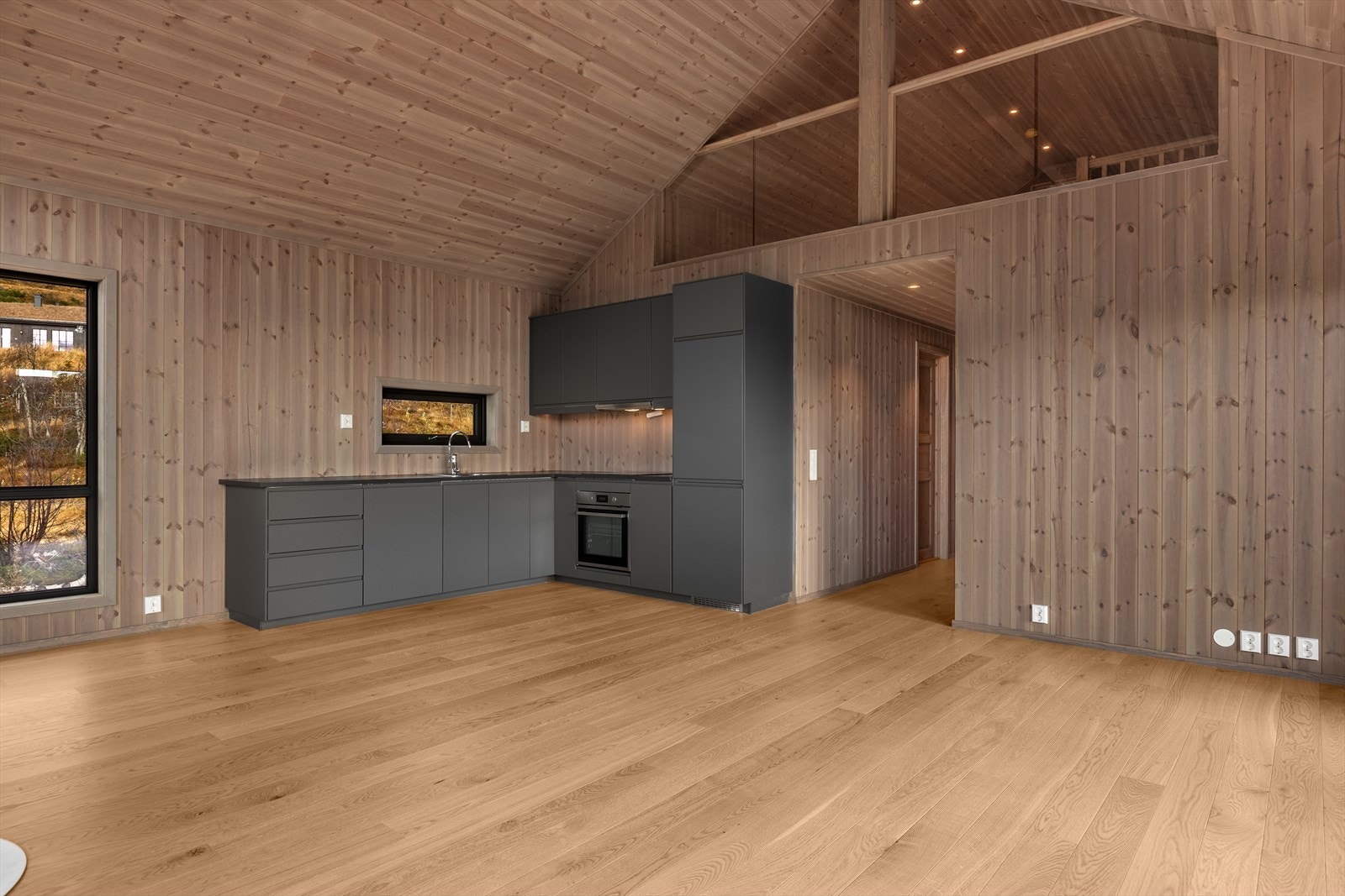 Fra gangen er det, som nevnt, trapp opp til en koselig hems med to lyse rom, et innredet rom og en loftstue med glassrekkverk inn mot stua. Galleribilde