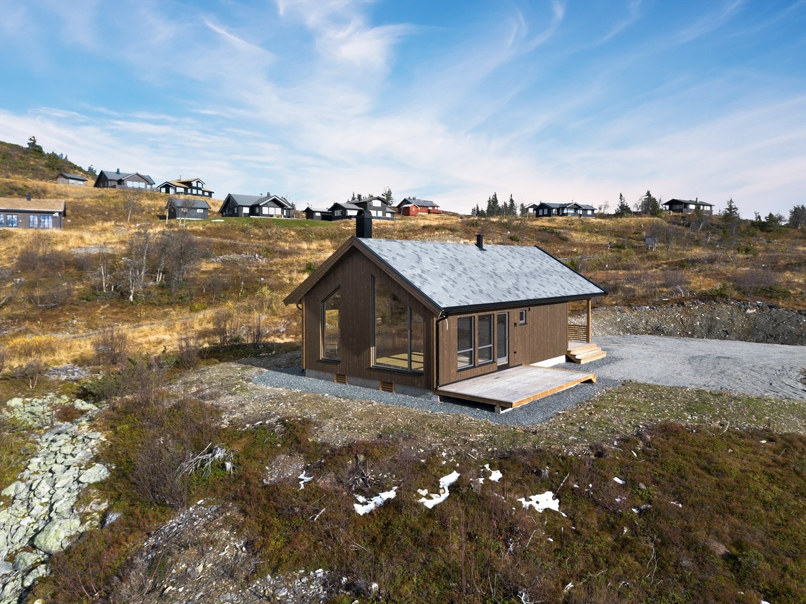 Med denne nye, stilfulle hytta, alle fasiliteter og vakkert turterreng i umiddelbar nærhet, er det bare å glede seg til gode dager på fjellet! Galleribilde