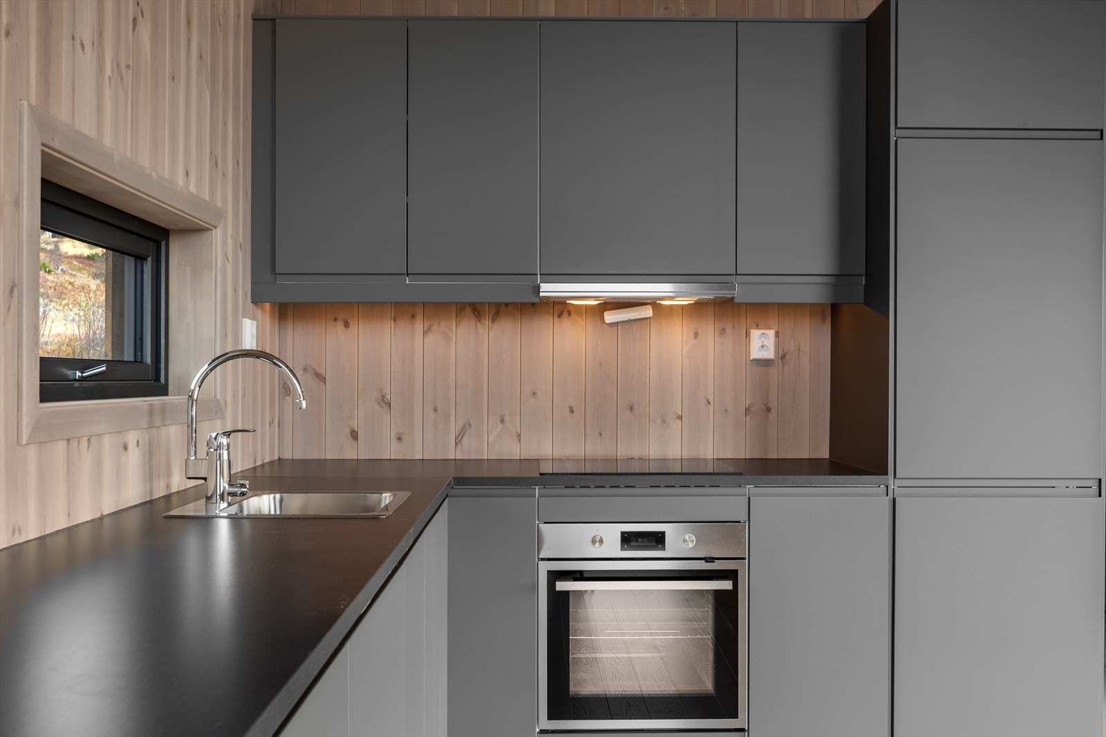 Integrerte hvitevarer som koketopp, stekeovn, ventilator, oppvaskmaskin og kombinert kjøl og frys medfølger i handelen. Galleribilde