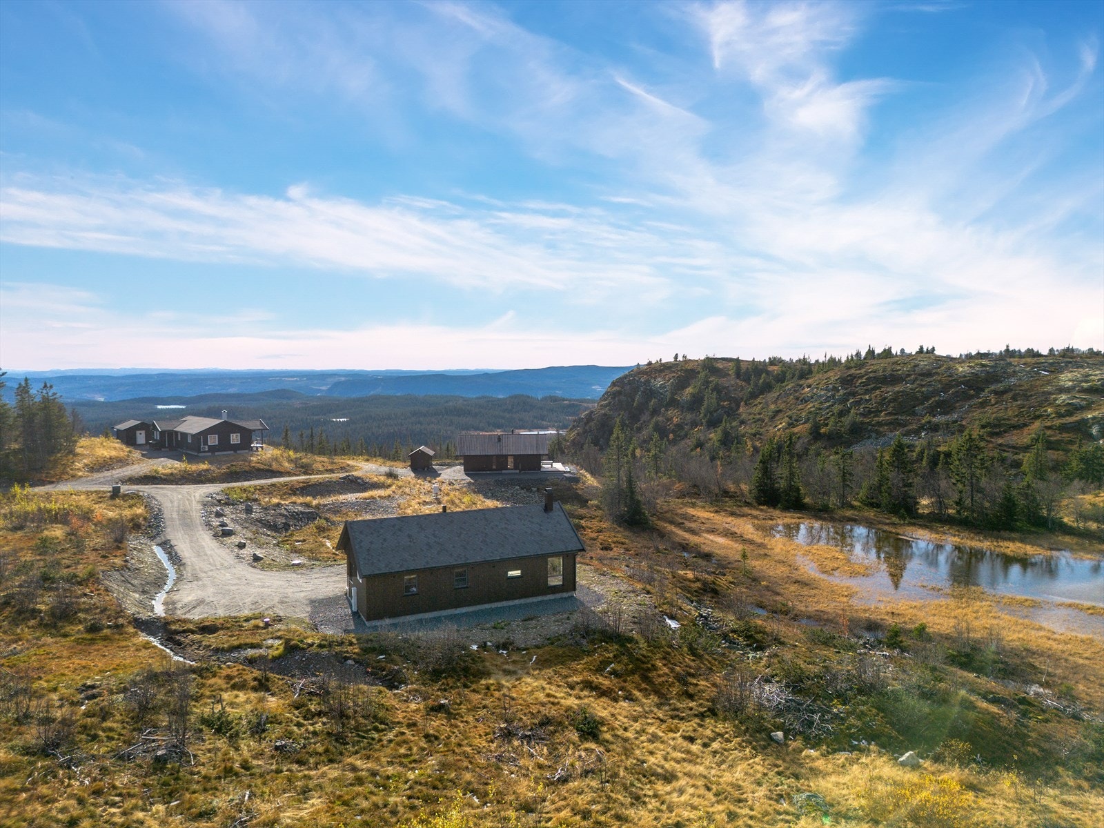 Her kan en nyte gode dager i en lys og luftig hytte, hvor nærheten til naturen er nøye ivaretatt. Galleribilde