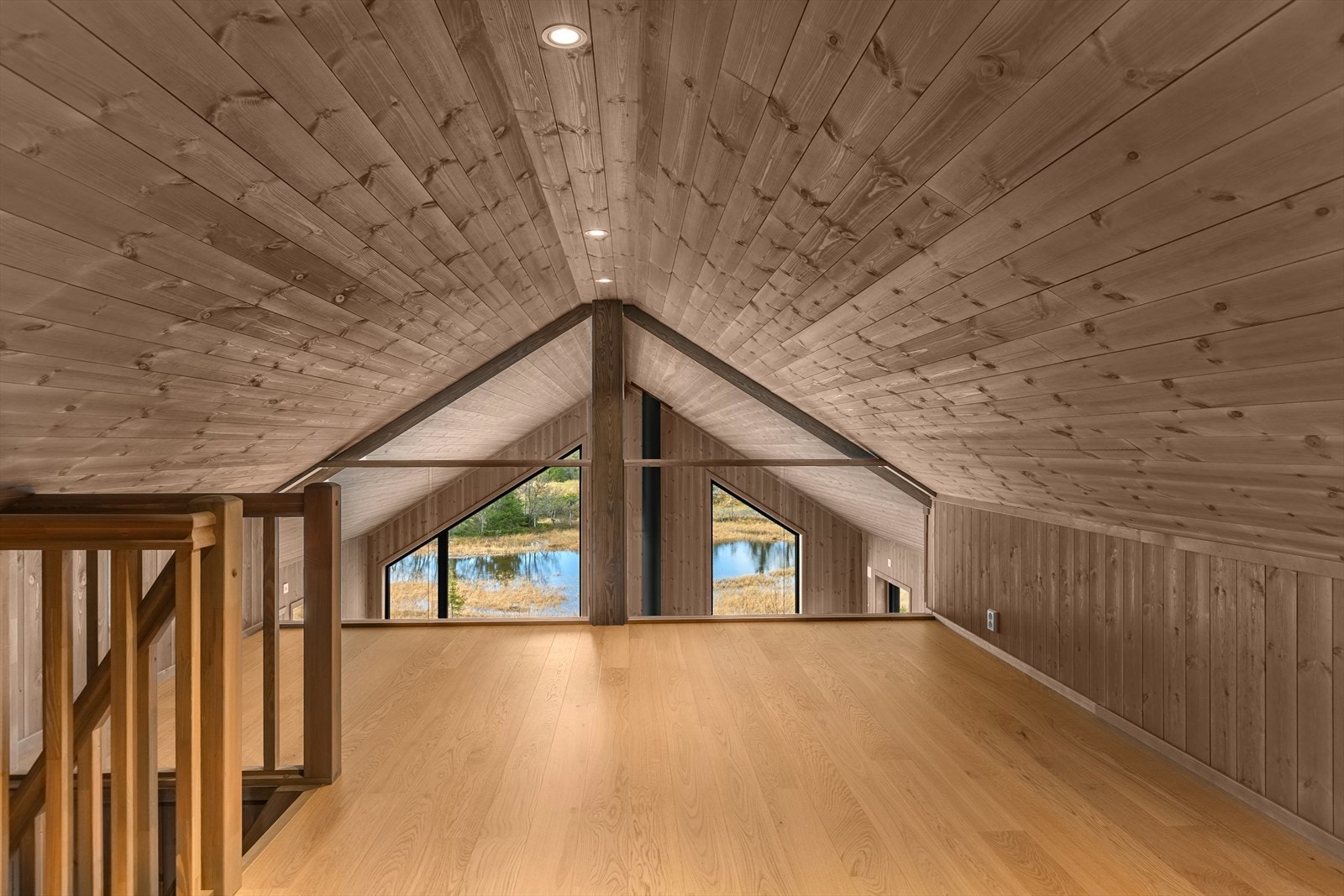 Loftsetasjen har sjarmerende skråtak, noe som gir lavere takhøyde, men godt med gulvplass. Loftstuen kan gjerne benyttes som TV-stue, og om det er små barn i familien, har de god plass til å leke på gråværsdager. Galleribilde