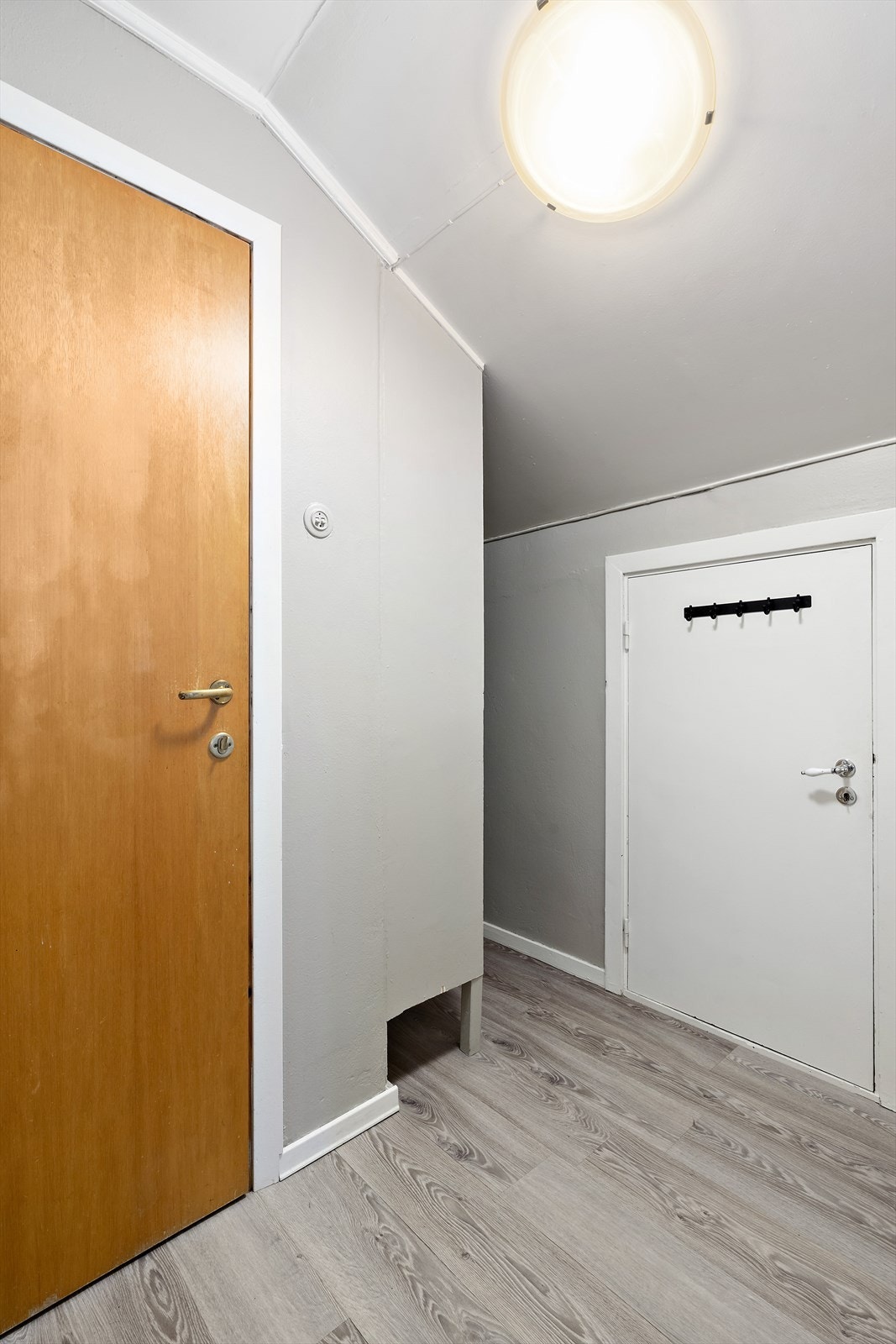 Borettslaget er nå i gang med å skifte alle ytterdører i hele borettslaget, så denne døren blir skiftet i løpet av vinter/våren. Galleribilde