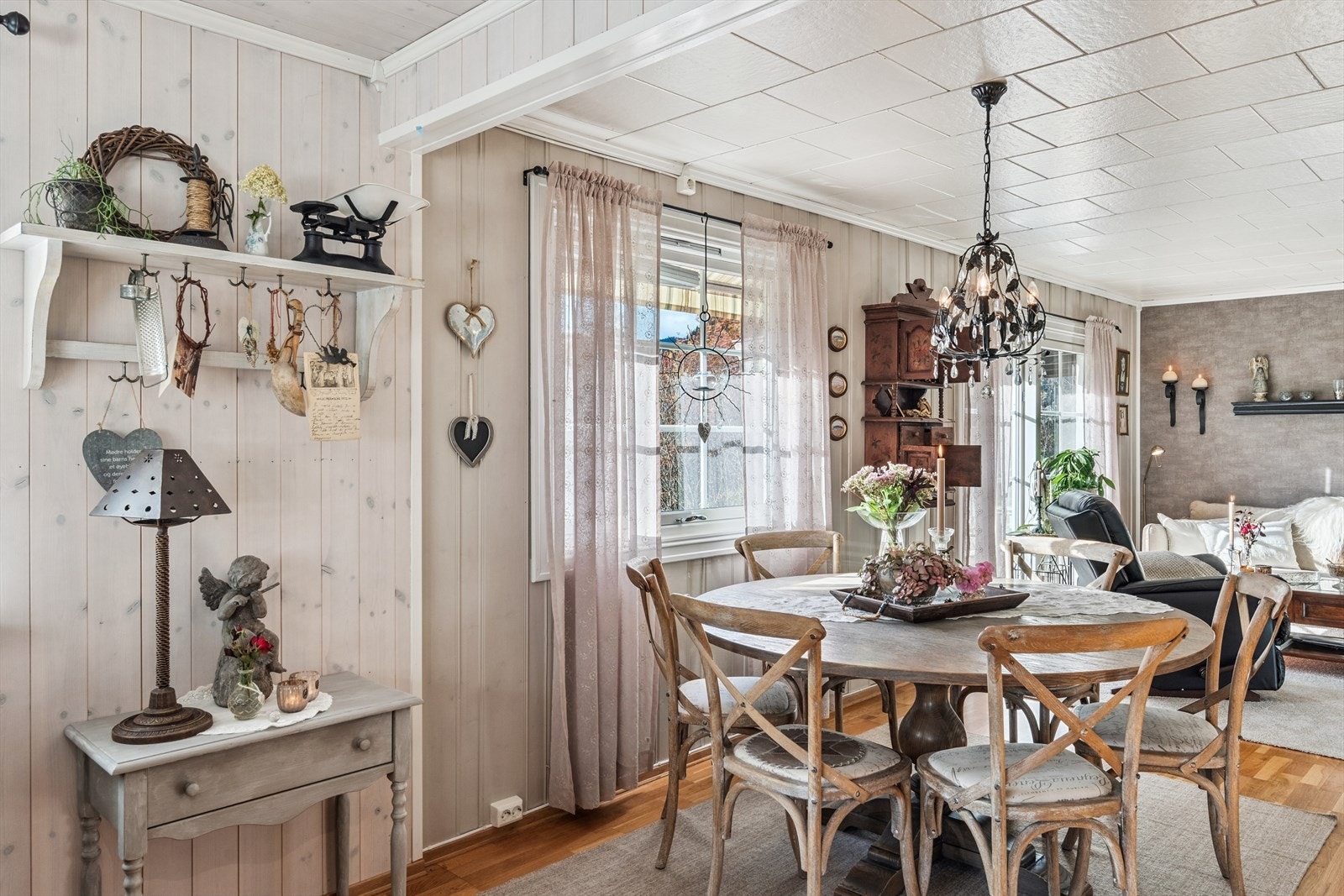 Nær spisestue/kjøkken er det peisovn med innsyn. For ekstra lun og jevn varme er det montert varmepumpe. Galleribilde