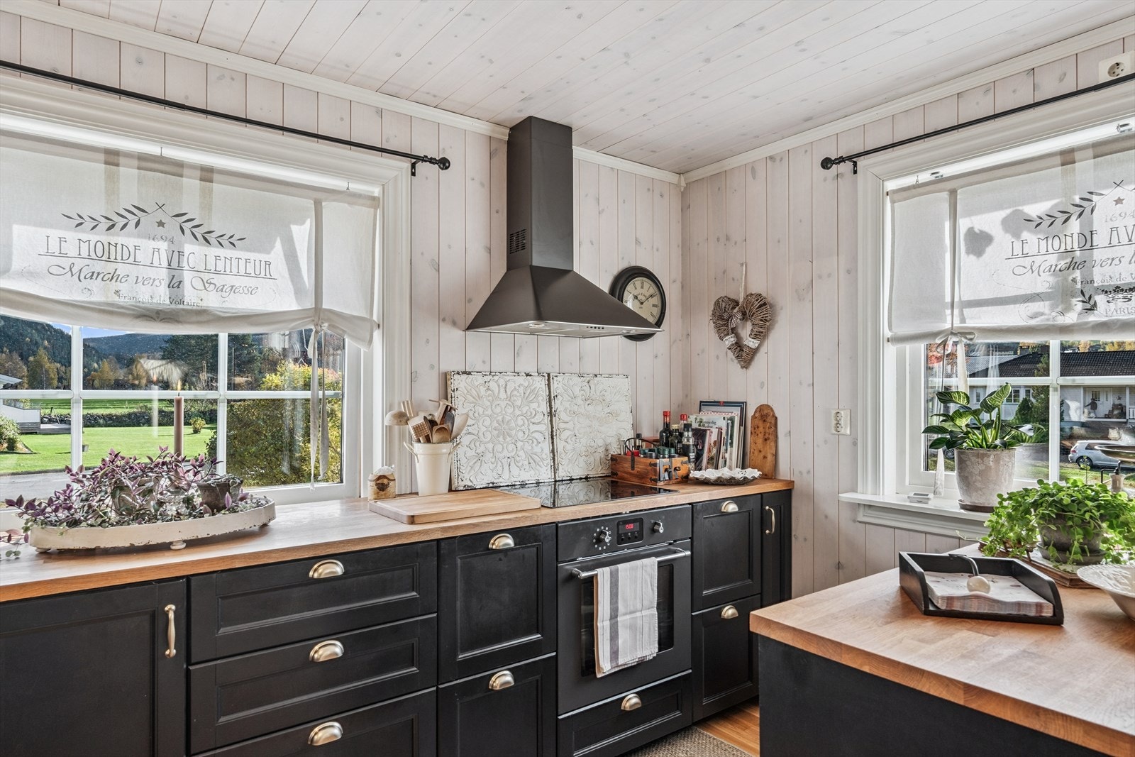 Iinnredningen har integrerte hvitevarer med komfyr, koketopp, oppvaskmaskin og fryse/kjøleskap. Ventilator. På kjøkkenet er det også montert vannstoppføler for ekstra trygghet. Galleribilde