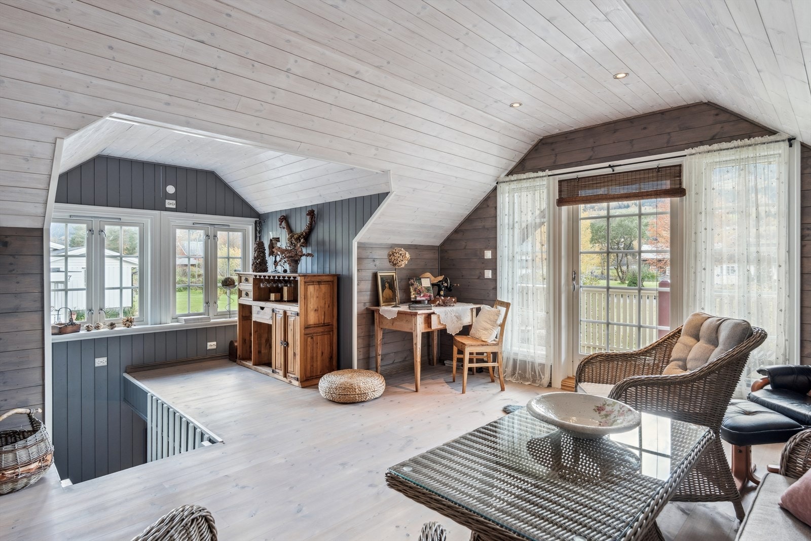 Garasjen er bygget over to etasjer, hvor det i 2. etasje er det innredet et koselig oppholdsrom med sjarmerende skråtak, store vinduer og terrassedør ut til overbygd terrasse med downlights. Galleribilde