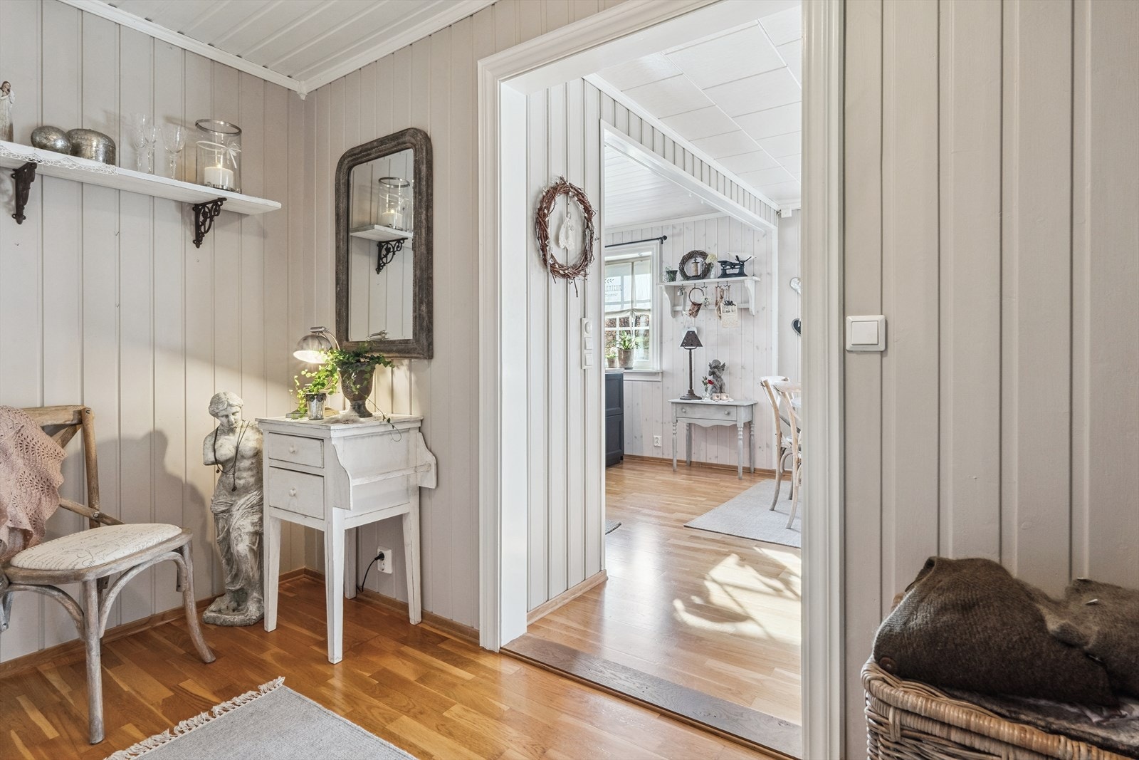 I den lyse gangen er det plassbygd skap. Galleribilde