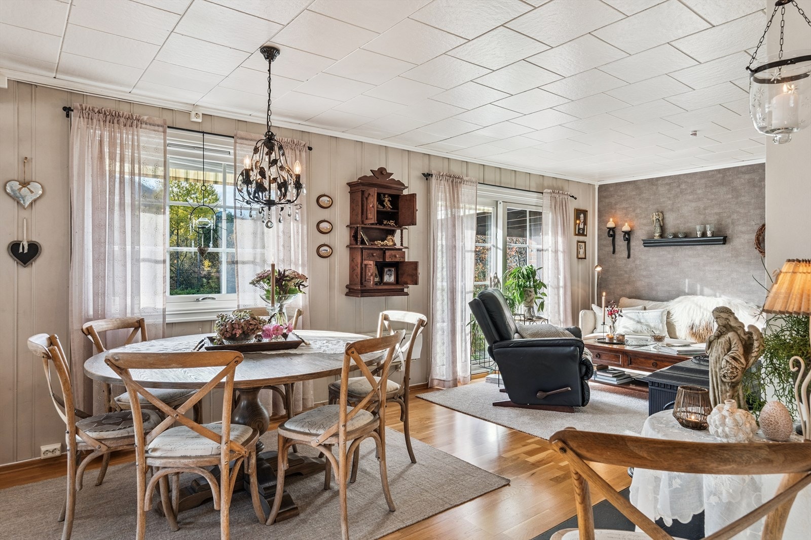 Boligens rom er lyse og delikate, og i de fleste rom er det to- eller trestavs eikeparkett på gulv. Galleribilde