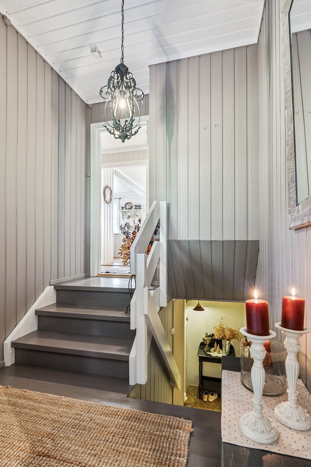 I underetasjen er det, i tillegg til bad, vaskekjeller/grovkjøkken med opplegg for vaskemaskin og eldre vedovn, samt god oppbevaringsplass i gang, bod og kott. Fra underetasjen er det også utgang til terreng Galleribilde