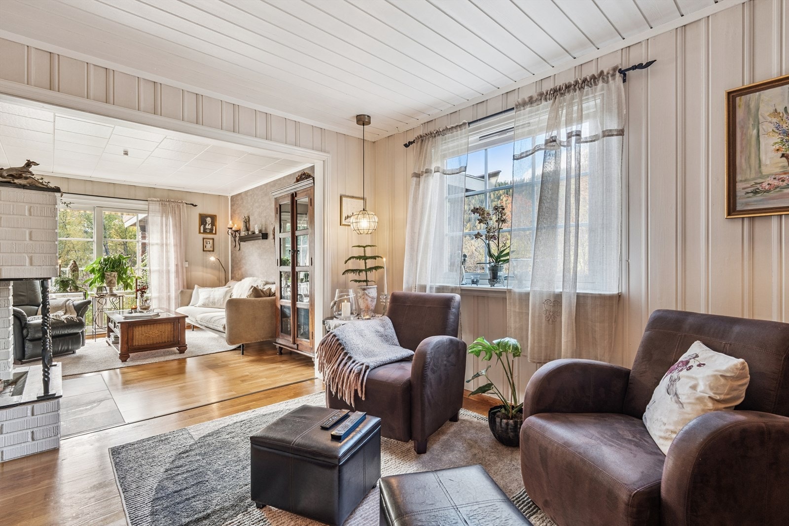 Her er det mange store vinduer og dobbel skyvedør med glassfelt ut til terrasse. Galleribilde