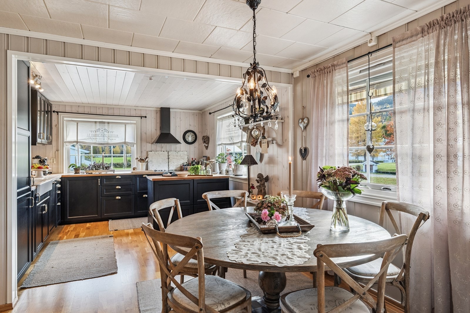 På kjøkkenet er det mørk, stilfull innredning og godt med skap- og benkeplass. Kjøkkeninnredningen har mange store skuffer, overskap med glassdører og praktisk kjøkkenøy. Galleribilde