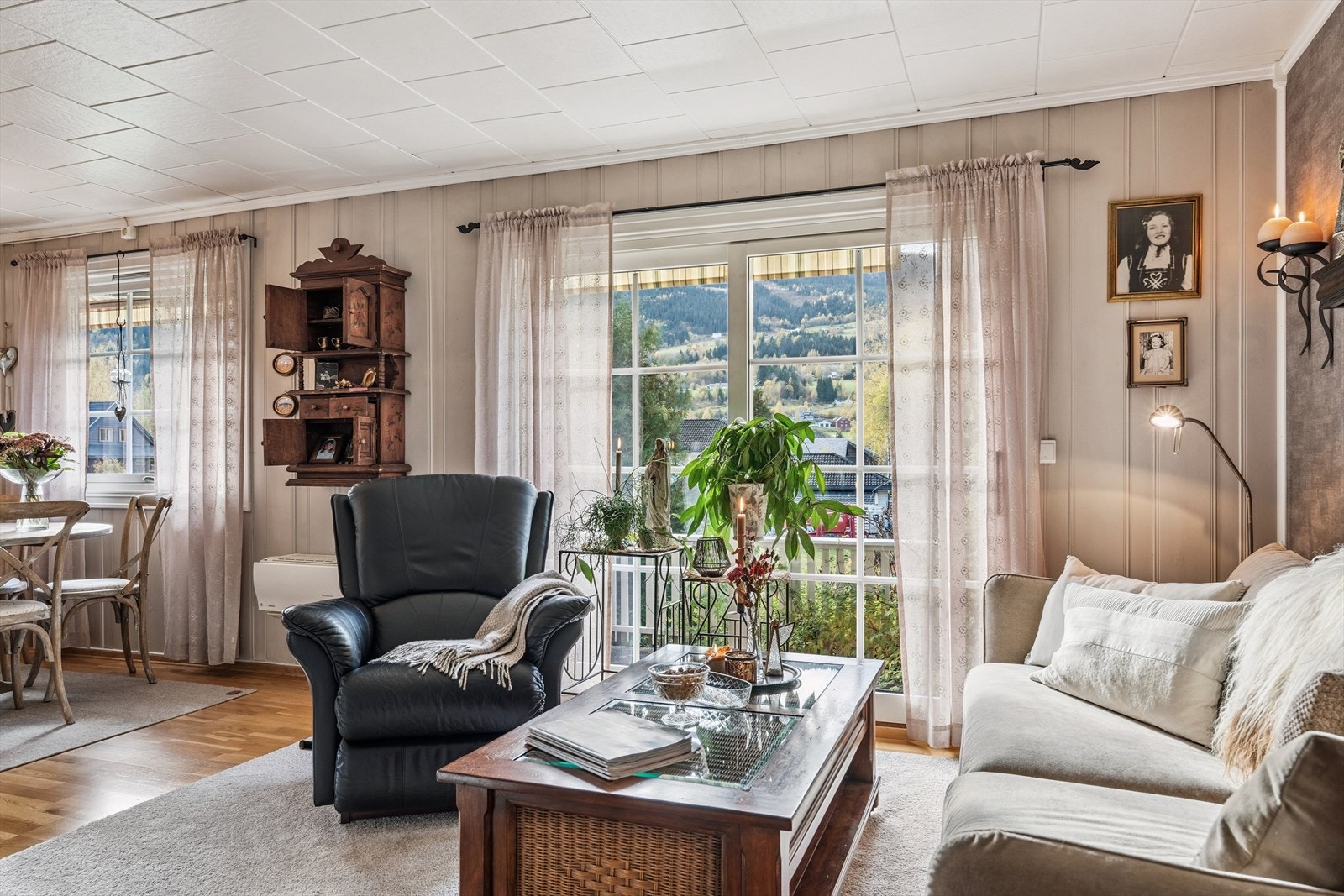 Lett tilgjengelig med fin gangavstand til sentrum finner du denne koselige eneboligen med tilhørende garasje. Galleribilde