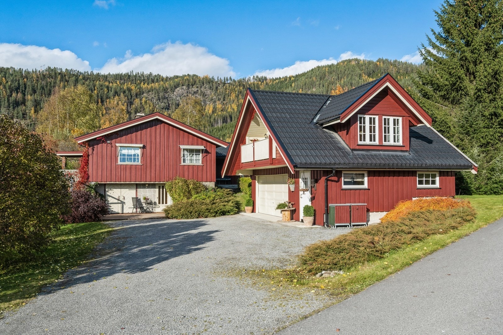 På tunet er det en stor garasje med fjernstyrt leddport og en biloppstillingsplass, samt god plass til sykler o.l. I garasjen er det ladeboks for elbil. Galleribilde