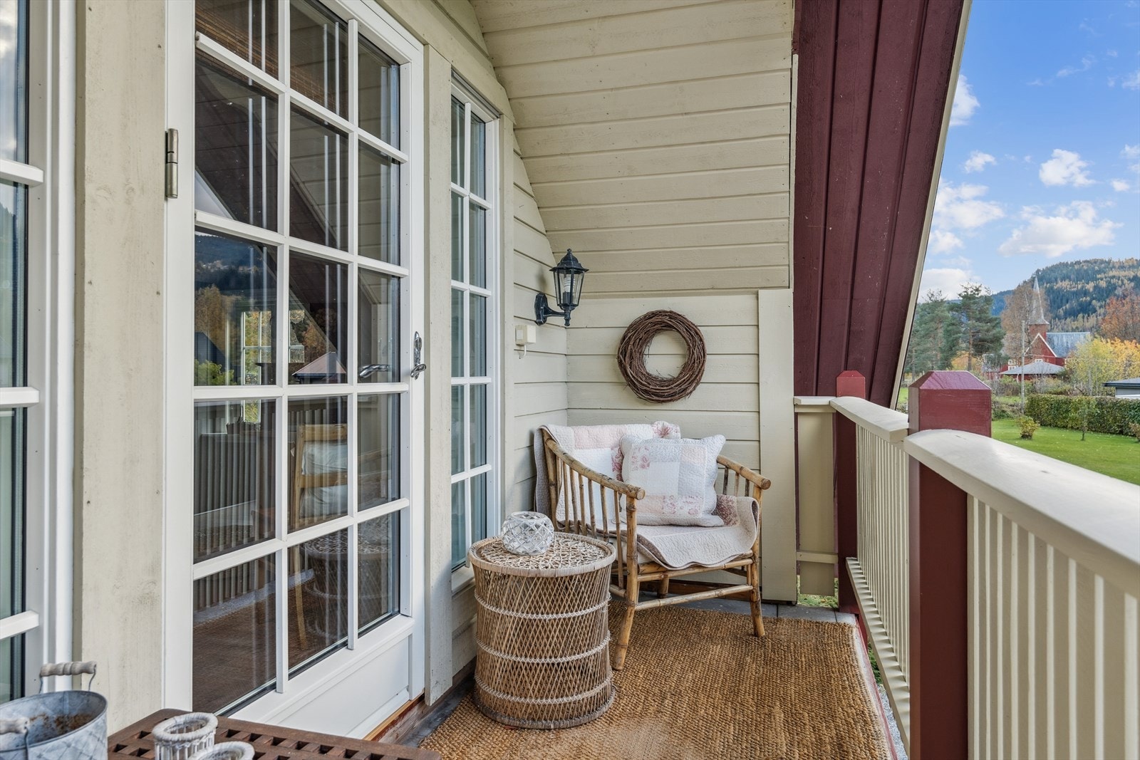 Fra terrassen er det fin utsikt utover området. Galleribilde