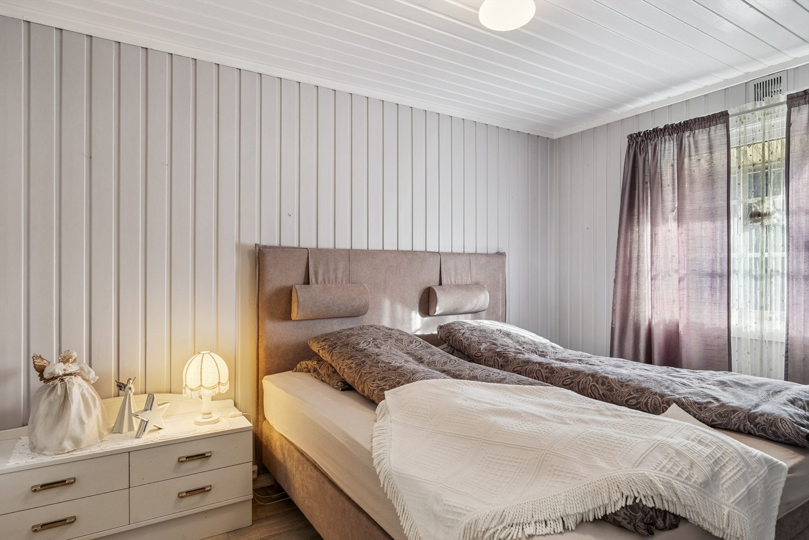 I boligen er det to romslige soverom, begge med fin plass til dobbeltseng og garderobeskap m.m. Galleribilde