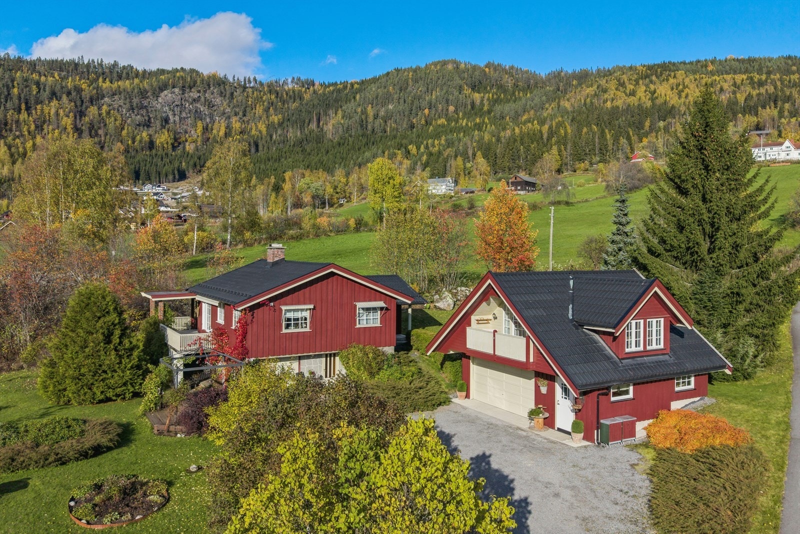 Velkommen til Skulejordet 8 - solrikt beliggende i populært boligområde nær sentrum av Bagn! Fotograf: Tor Solberg. Galleribilde