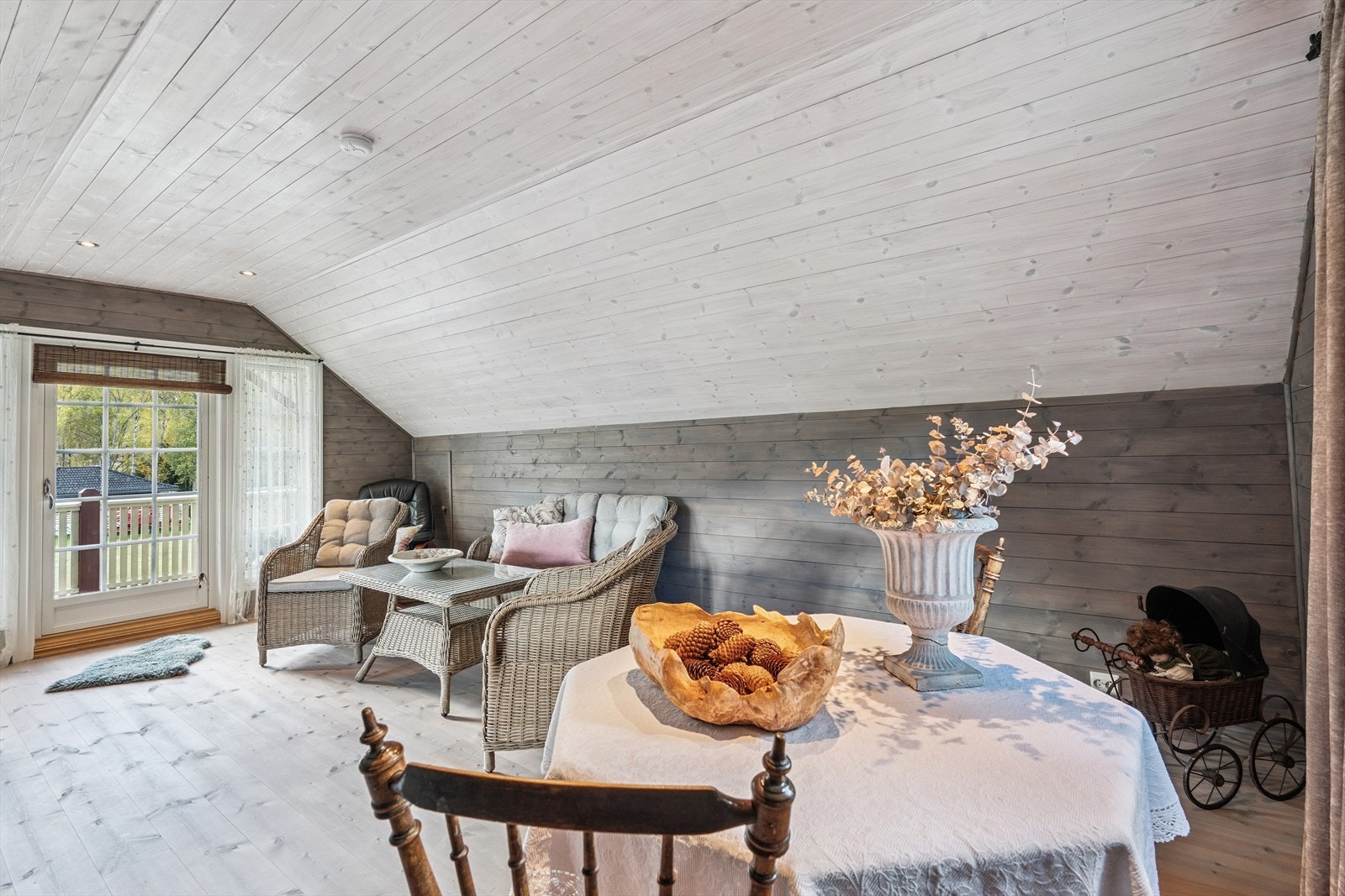 Rommet, som har pene materialvalg, er byggesøkt som arbeidsrom. Galleribilde