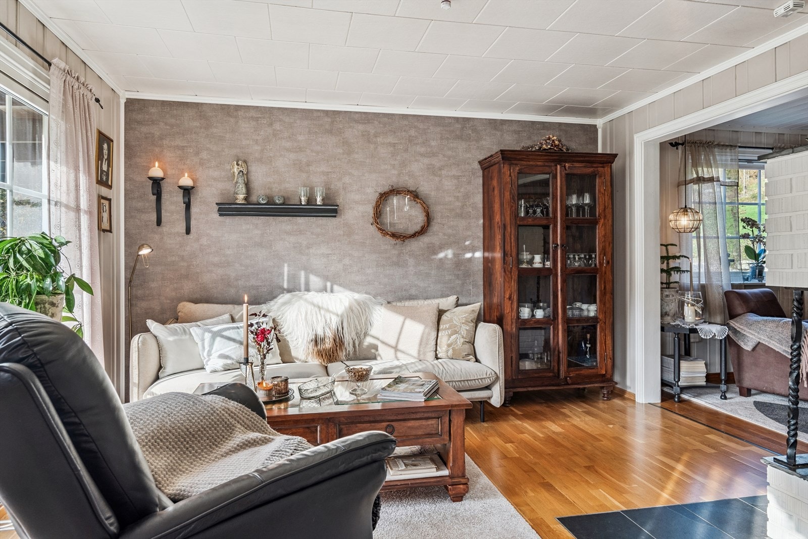 Boligen er lys og luftig med åpen løsning mellom stue, spisestue og kjøkken. Galleribilde