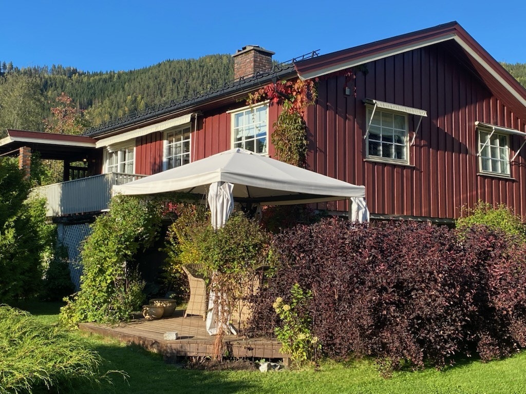 Med solrik tomt, frodig beplantning og hyggelige uteplasser er det enkelt å nyte gode dager ute i det fri. (Selgers foto) Galleribilde