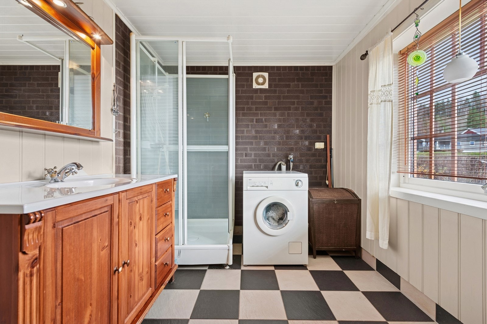 Pent baderom med en god størrelse som kombineres med vaskerom. Badet ble pusset opp i 2008 Galleribilde