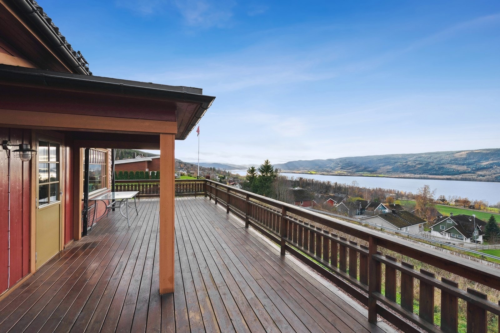 Romslig veranda bygget i 2009, vendt mot sør-vest, hvor godværsdager kan nytes. Galleribilde