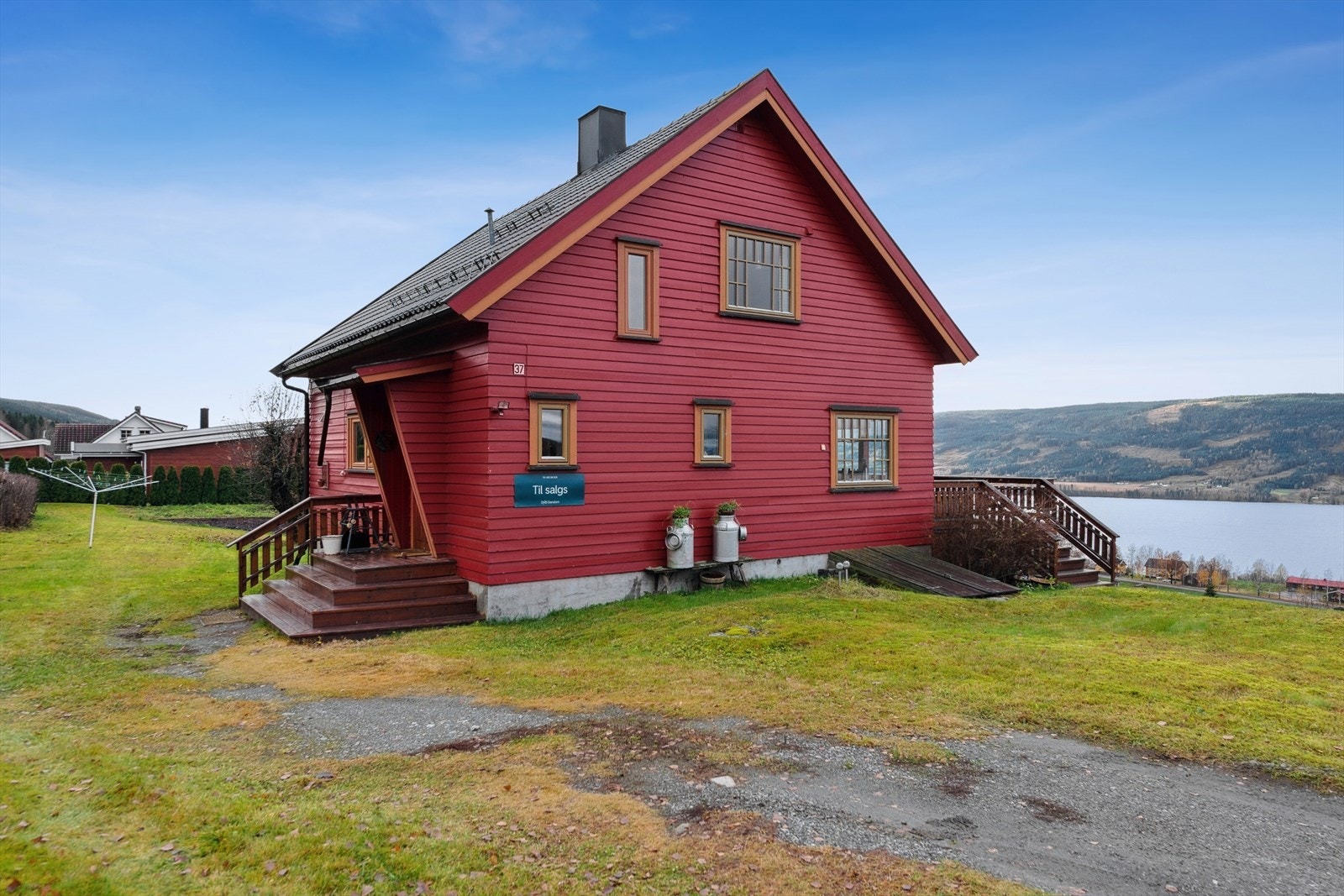 Romslig tomt på over 3 mål med gode solforhold. Etablert boligområde. Galleribilde